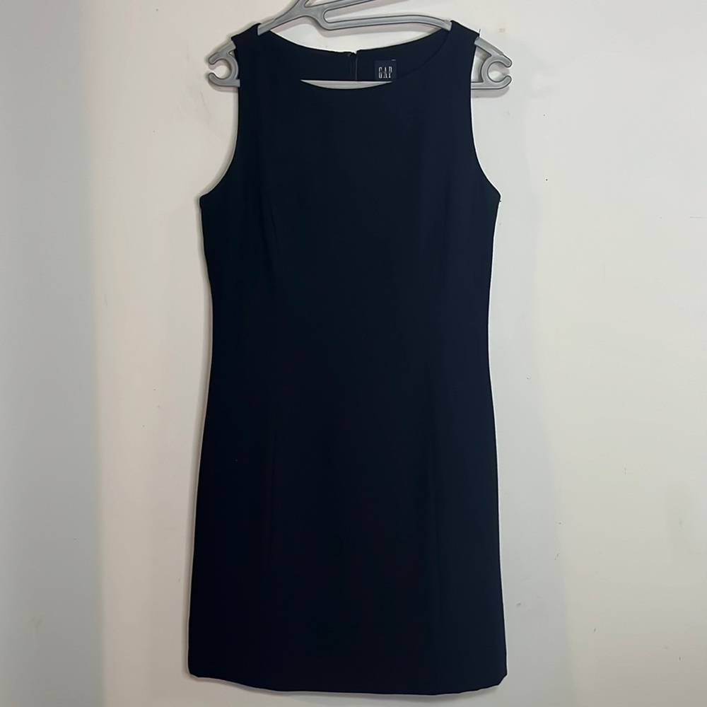 GAP Classic Black Sleeveless Sheath Dress Minimalist Workwear LBD Size 6